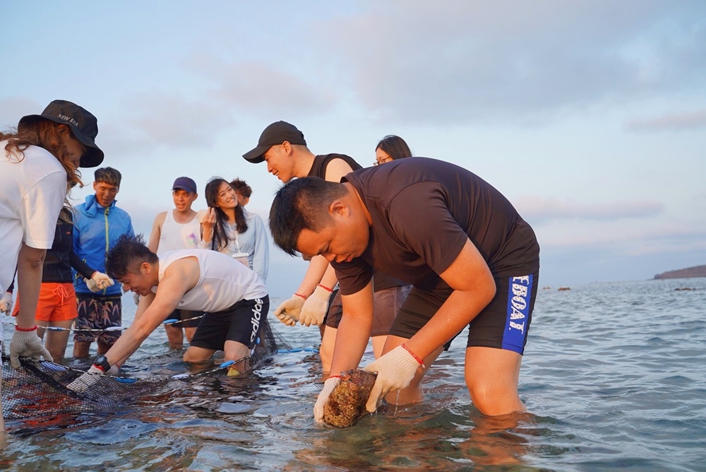 【澎湖旅遊】全台唯一「阿婆抱礅」抓石斑魚潮間帶體驗！最特別的澎湖體驗，讓你一玩就上癮~