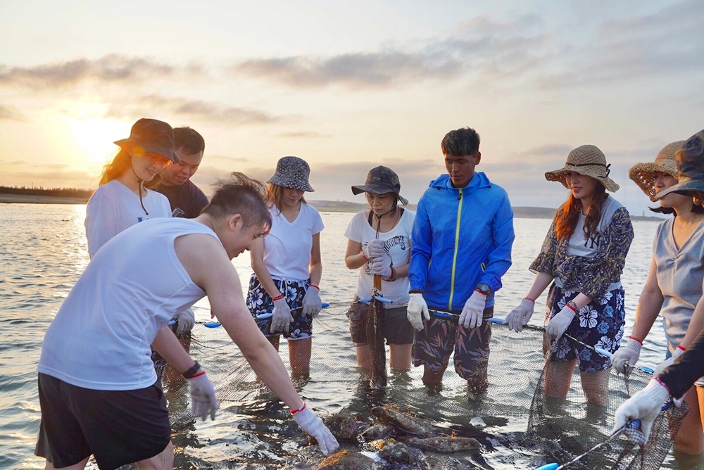 【澎湖旅遊】全台唯一「阿婆抱礅」抓石斑魚潮間帶體驗！最特別的澎湖體驗，讓你一玩就上癮~
