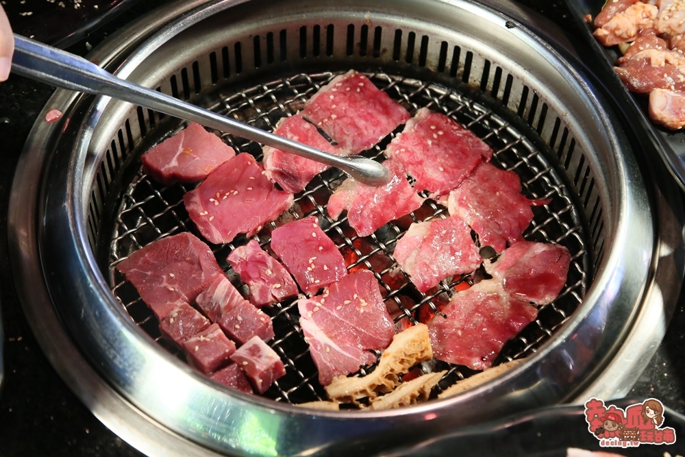 【台南吃到飽】吃到飽竟然有「火烤鴕鳥肉」！破百種台日式美食讓你一次吃到啦：石頭日式炭火燒烤-永康店