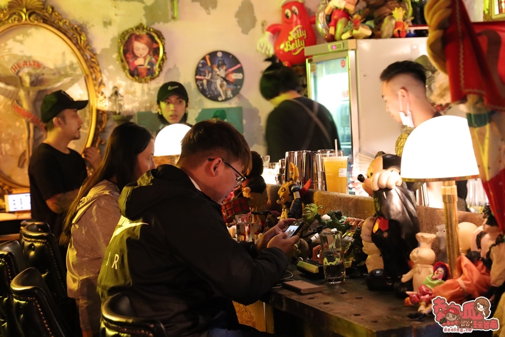 【台南酒吧】台南最另類的玩具博物館，其實是間美式酒吧！來場跟玩具屋的浪漫約會：Nest_de_O_Bar