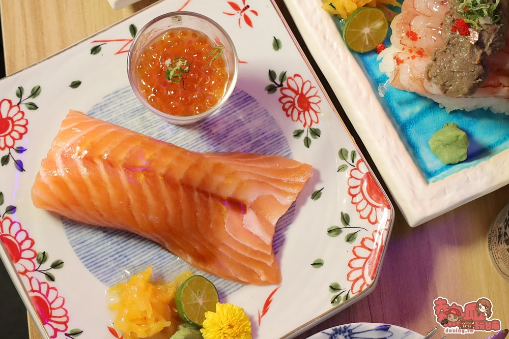 【台南美食】台南出現巨型握壽司！整尾鮭魚出來見客，巨大天使紅蝦和整片蒲燒鰻都是台南首見：舞壽司