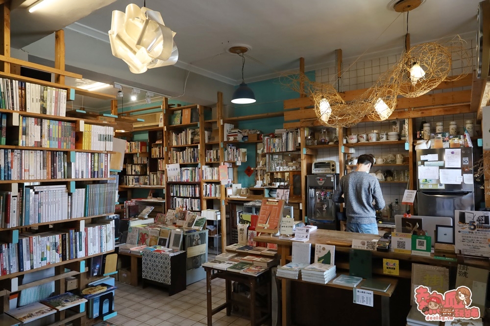 【台南書店】新營唯一一間獨立咖啡書店！握在手中的書卷香，是最難忘的羈絆：曬書店