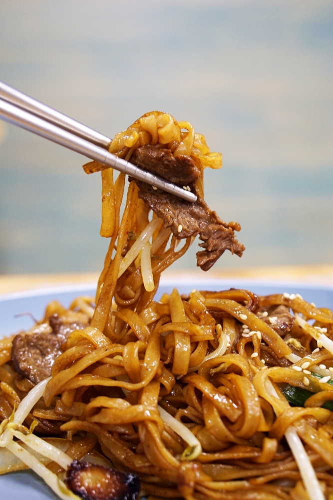 【台南美食】香港人認證的正宗茶餐廳！沙嗲牛肉麵、星州炒米來店必點：港味