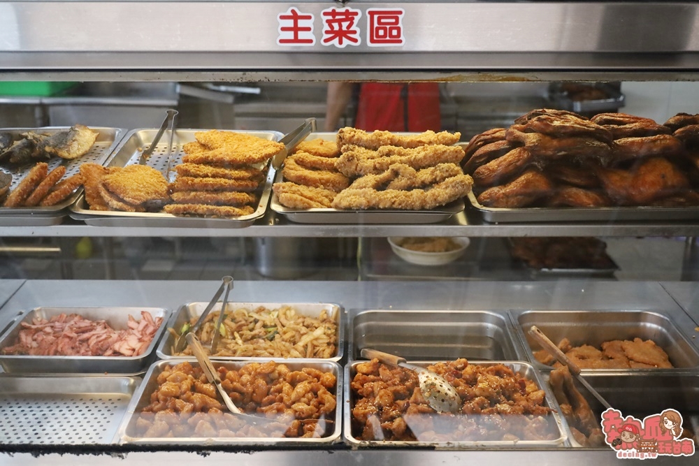 【台南便當】堪比buffet等級的台式便當店，竟然販售著三主菜的商業會議餐盒：百陞雞腿飯