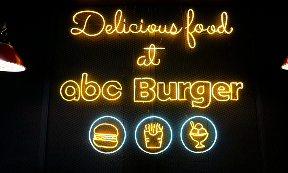 【台南美食】ABC Burger！美式復古風格漢堡店，竟把麻辣風味油條整個包進來
