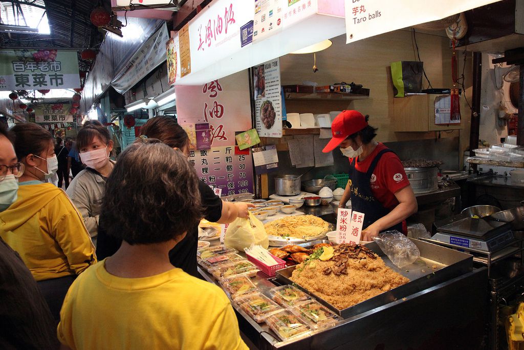 【台南美食】台南東菜市人氣店家，銷魂油飯謎樣的老味道：美鳳油飯