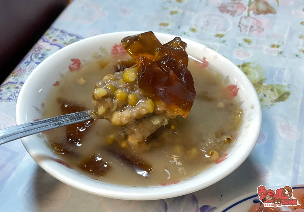 【台南甜點】育樂街上默默經營超過20年的豆花老店，一年四季都能喝到美味的熱紅豆湯：慧沁豆花店