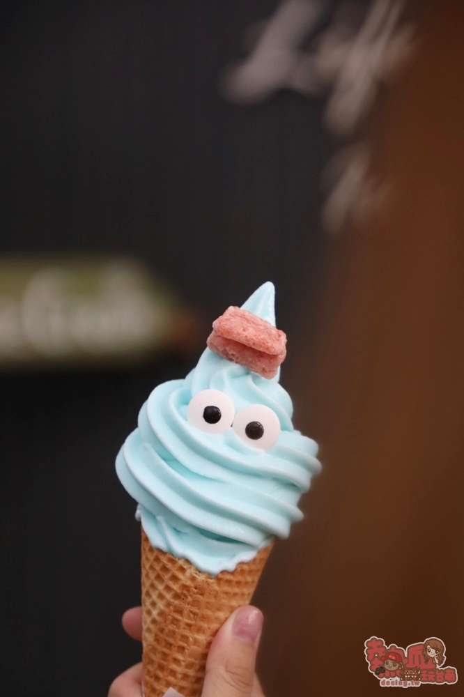 【小琉球霜淇淋】餘霜霜淇淋！小琉球島上有藍精靈霜淇淋，一口沁涼你心~
