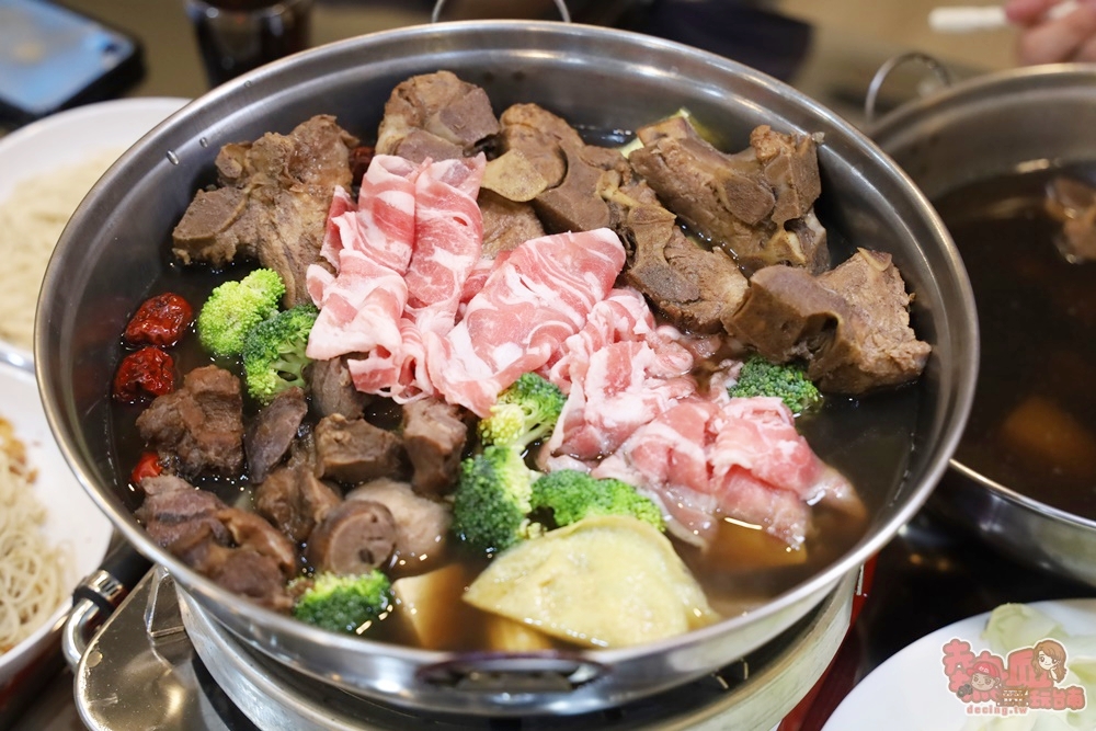 【台南火鍋】李記血藤爐！台南唯一的血藤爐，豬羊雙拼爐實在太迷人的風味~