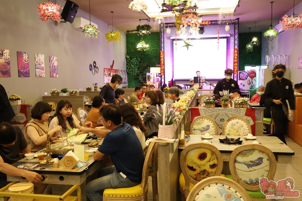 【台南火鍋】重慶故事民歌餐館！台南少見天天開唱的民歌餐廳，重慶人的重慶麻辣烤魚這裡吃的到~