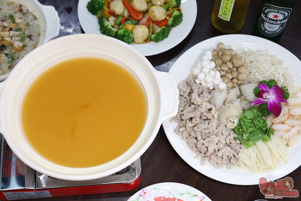 【台南美食】日鮮市集！台南少見的八寶豬蹄整根端上桌，上湯魚翅煲不點嘛~