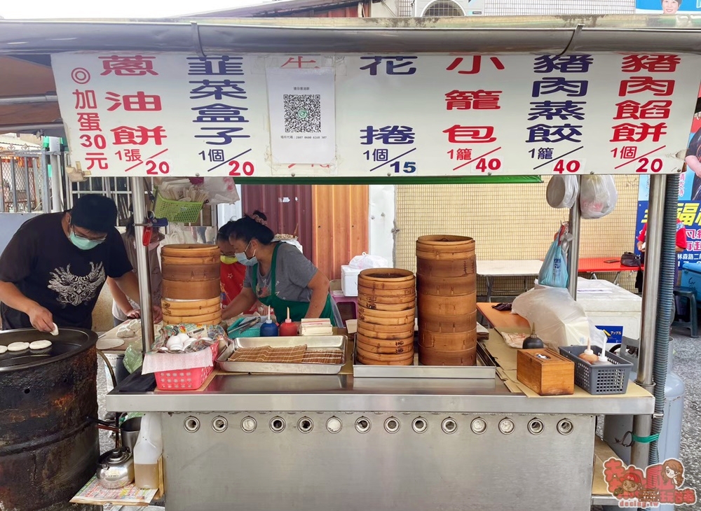 【台南美食】極少被曝光的隱藏版小攤，販售著超平價的小籠包和蔥油餅：德芬蔥油餅