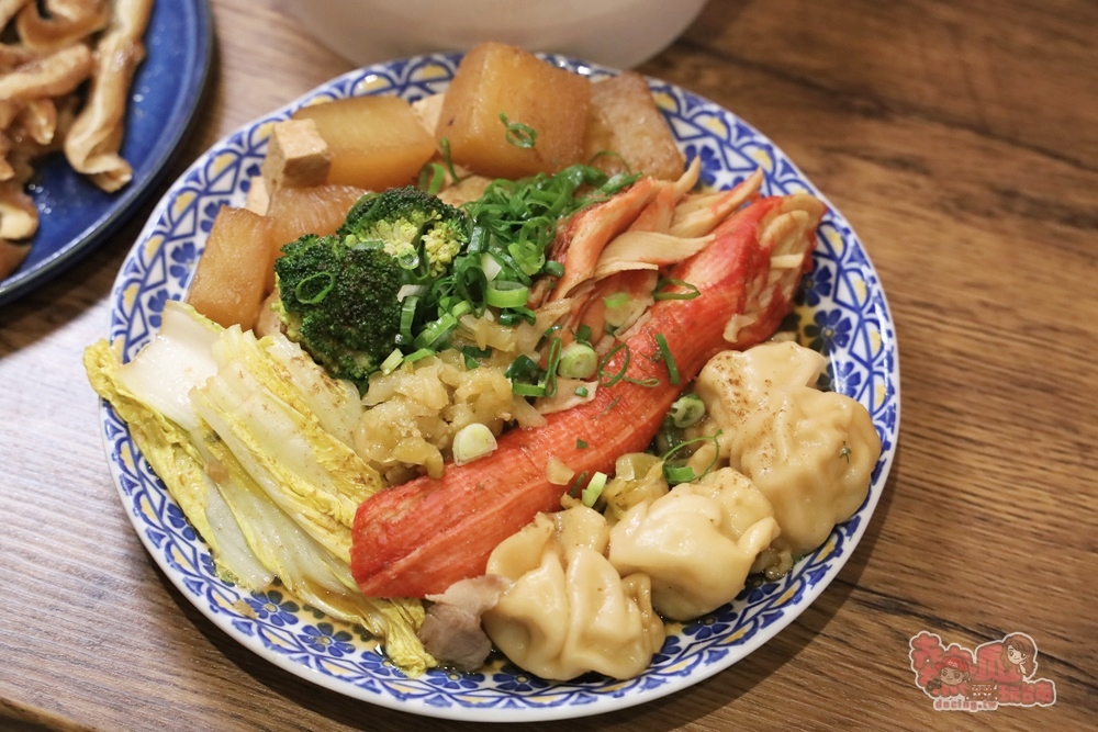 【台南美食】ㄚ滷米滷味！滷味店竟然有巨大松葉蟹腿，限量鴨血豆腐煲晚來就撲空~