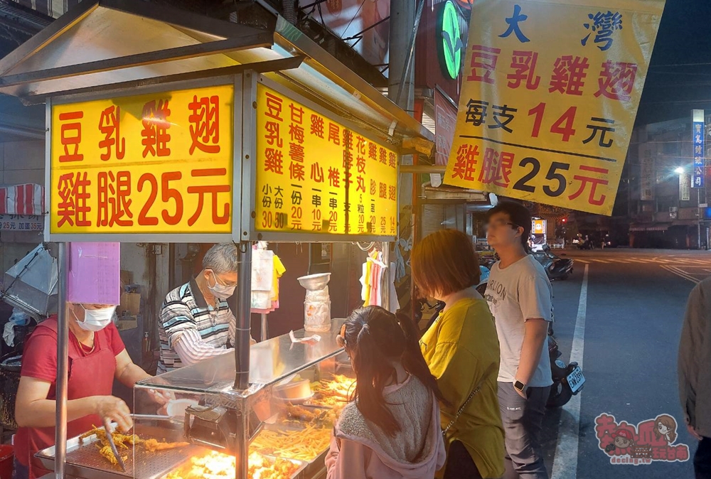【台南美食】大灣黃昏市場的排隊豆乳雞翅，一根只要14元騎車排隊搶買：大灣巧味豆乳雞