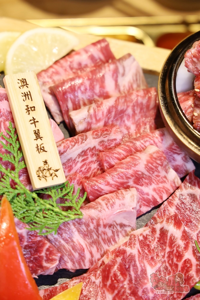 【台南燒烤】慕十里韓式燒肉！東區人氣韓式燒肉店， 當月壽星送你日本宮崎和牛，還有超少見的生醃醬蟹也是鮮的出奇~