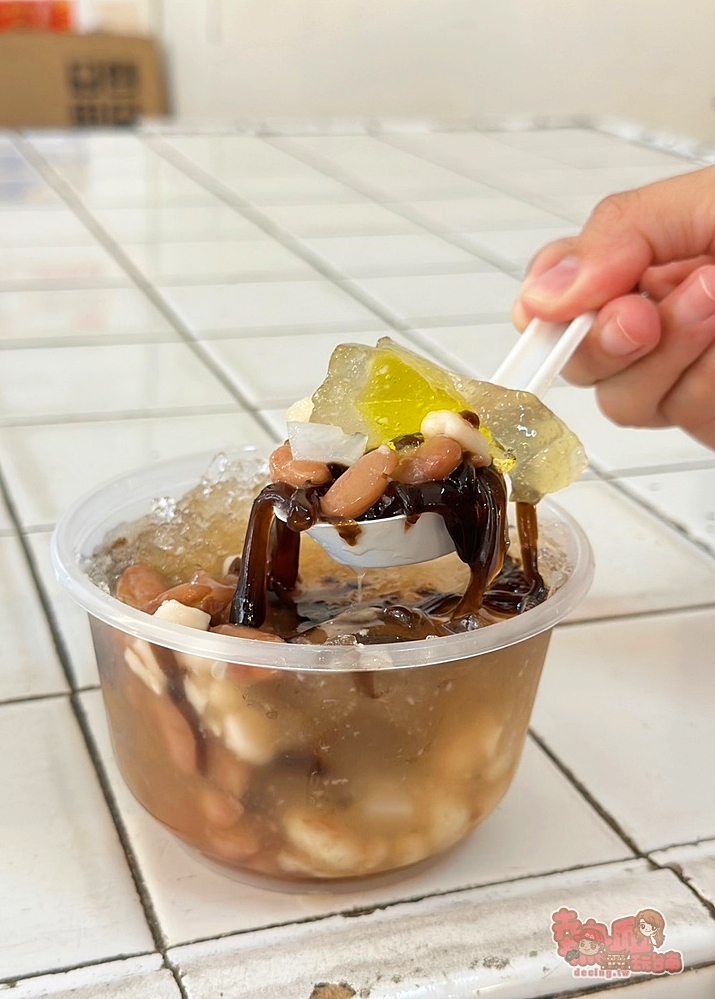 【台南冰店】友愛紅豆店！一碗只要30元的八寶冰，鐵盆裝載著回憶的古早味冰店~
