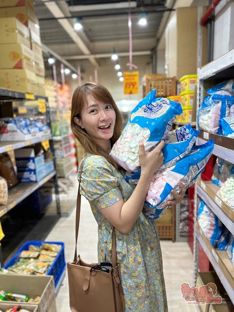 【台南零食】百興隆食品行！台南最大型零食批發，大型包裝的古早味零食這裡都有~
