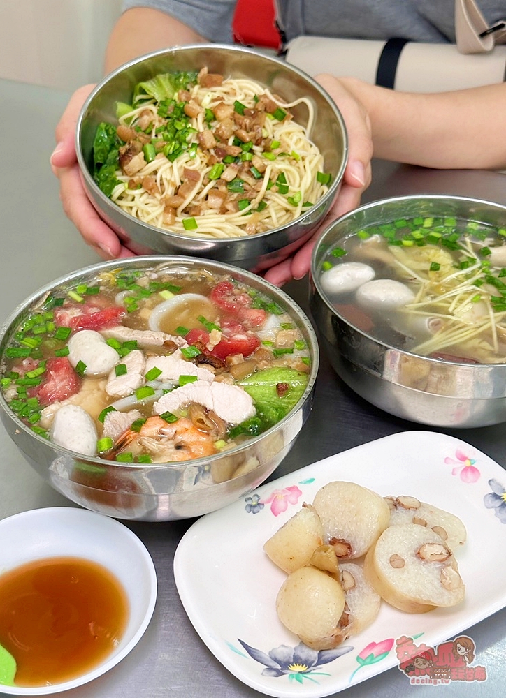 【台南美食】新市金花點心攤！台南最浮誇的綜合湯，一碗裡面超過十種料，每次來都飽到撐~