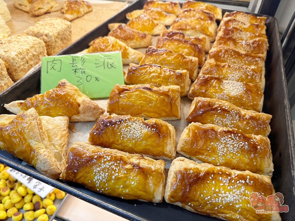 【台南美食】台南最霸氣的麵包攤！騎樓下30年的老味道：味興麵包店