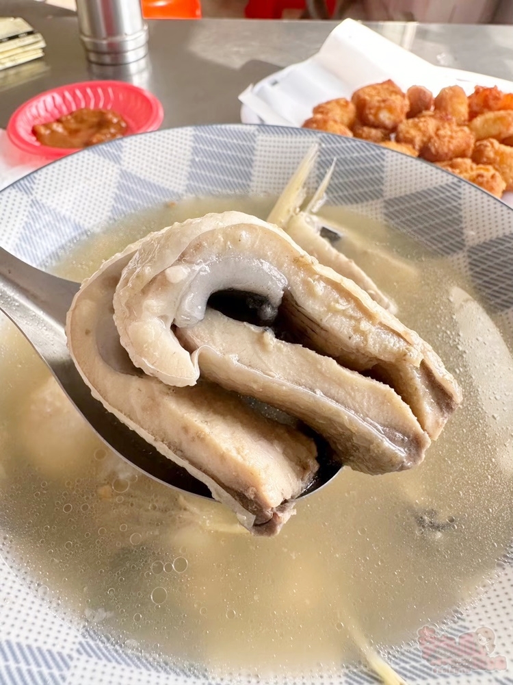 【台南美食】阿月虱目魚粥：隱藏在七股鐵皮屋的海產粥，看似簡單卻粗暴的美味~