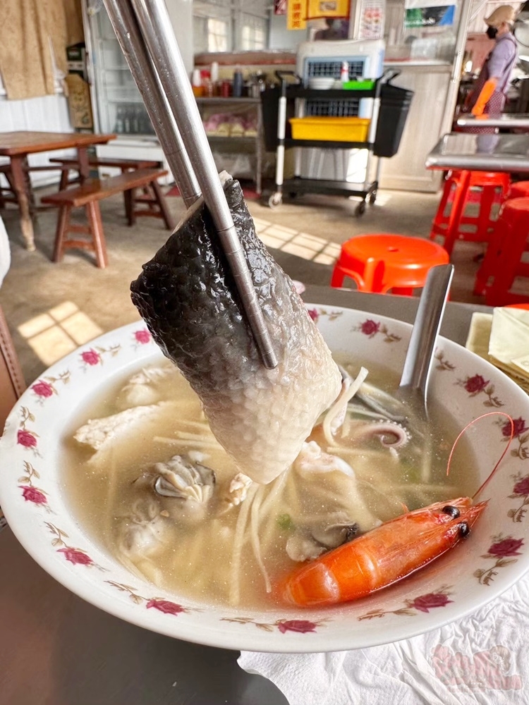 【台南美食】阿月虱目魚粥：隱藏在七股鐵皮屋的海產粥，看似簡單卻粗暴的美味~