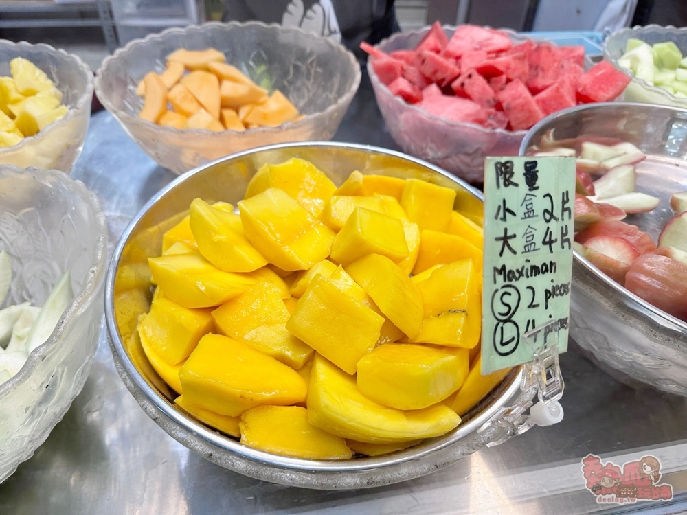 【台南美食】滿到炸出來的水果！成大周邊最狂最會排隊的水果店：鮮果補給站