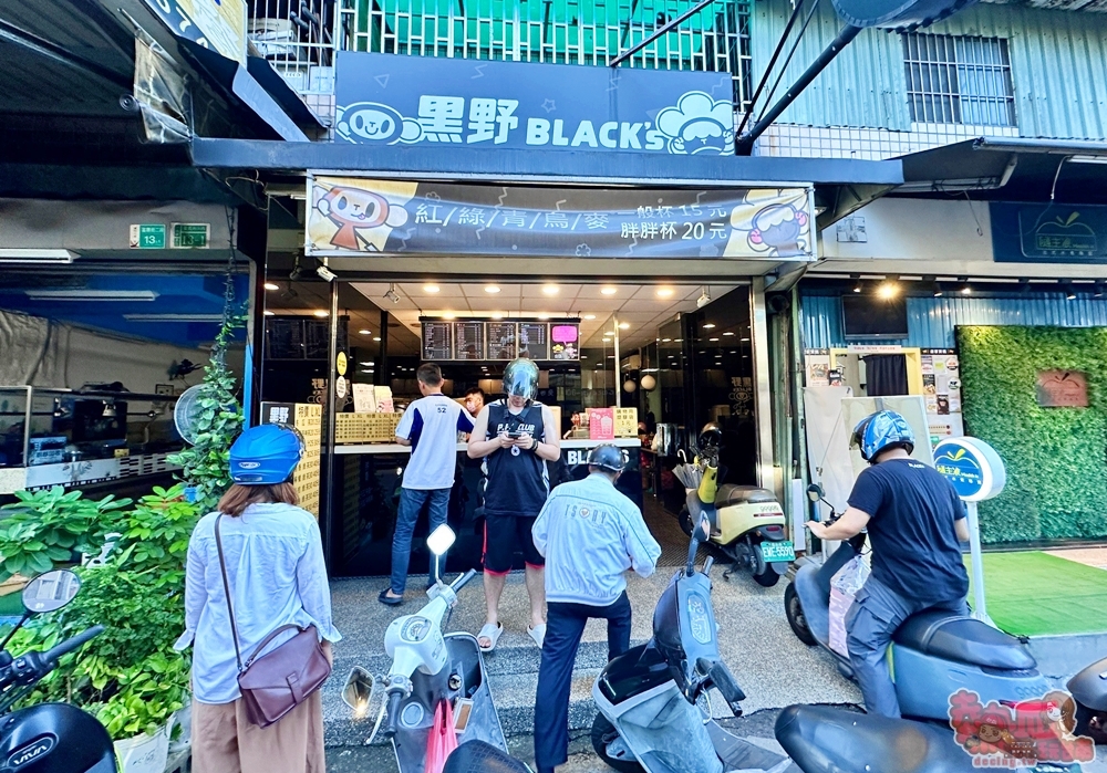 【台南飲料】黑野Blacks:15元就能喝到的純茶飲再現,還有台南少見的蠻牛青茶~