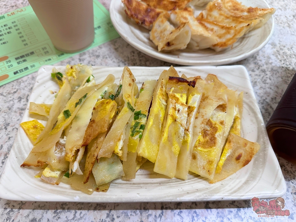 【台南美食】金門鍋貼蛋餅:新營超過40年早餐老店,招牌鍋貼皮Q酥脆,冷掉一樣超好吃~