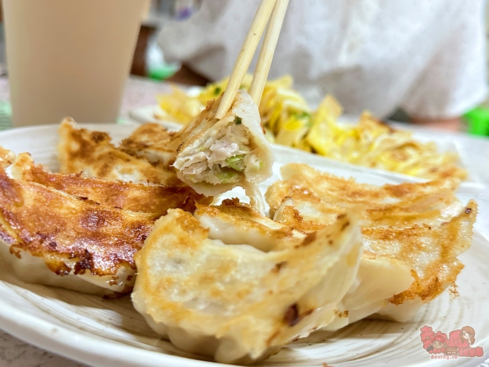 【台南美食】金門鍋貼蛋餅:新營超過40年早餐老店,招牌鍋貼皮Q酥脆,冷掉一樣超好吃~