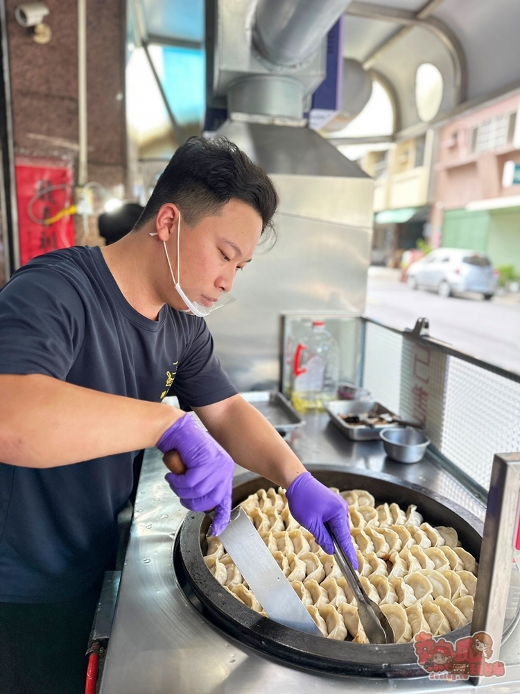 【台南美食】金門鍋貼蛋餅:新營超過40年早餐老店,招牌鍋貼皮Q酥脆,冷掉一樣超好吃~