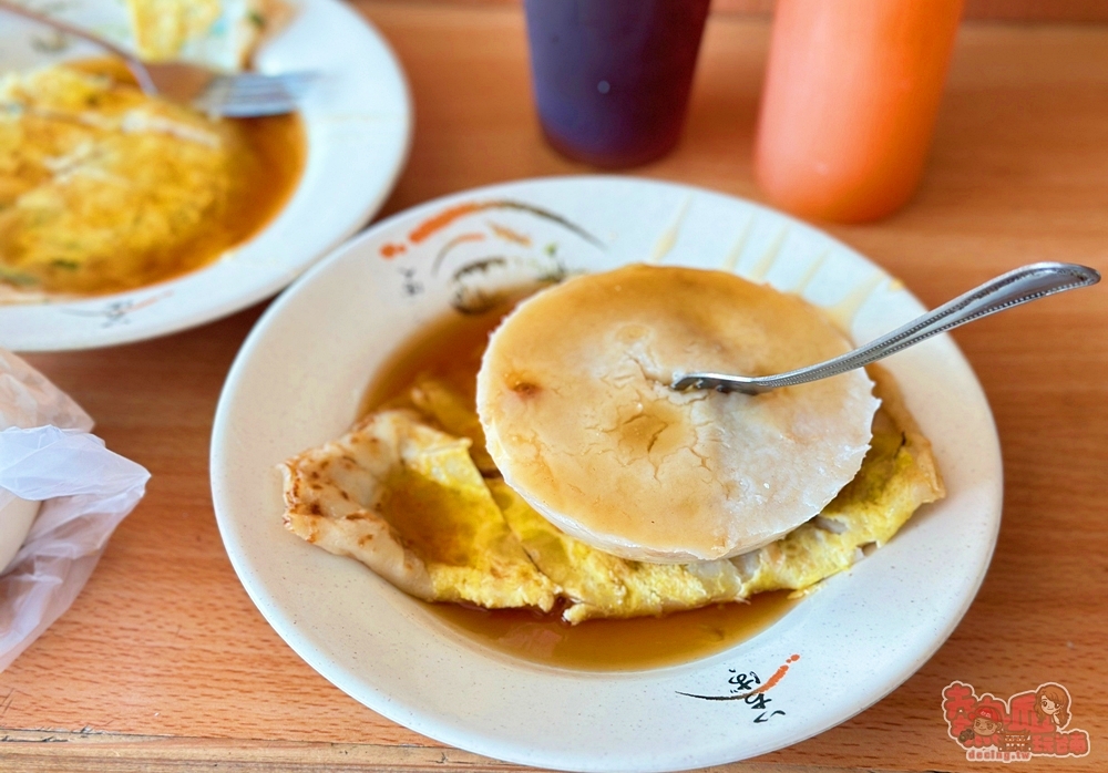 【台南美食】鐵皮屋阿婆早餐:保和宮旁鐵皮屋阿婆早點,古早味厚煎蛋餅只要25元~