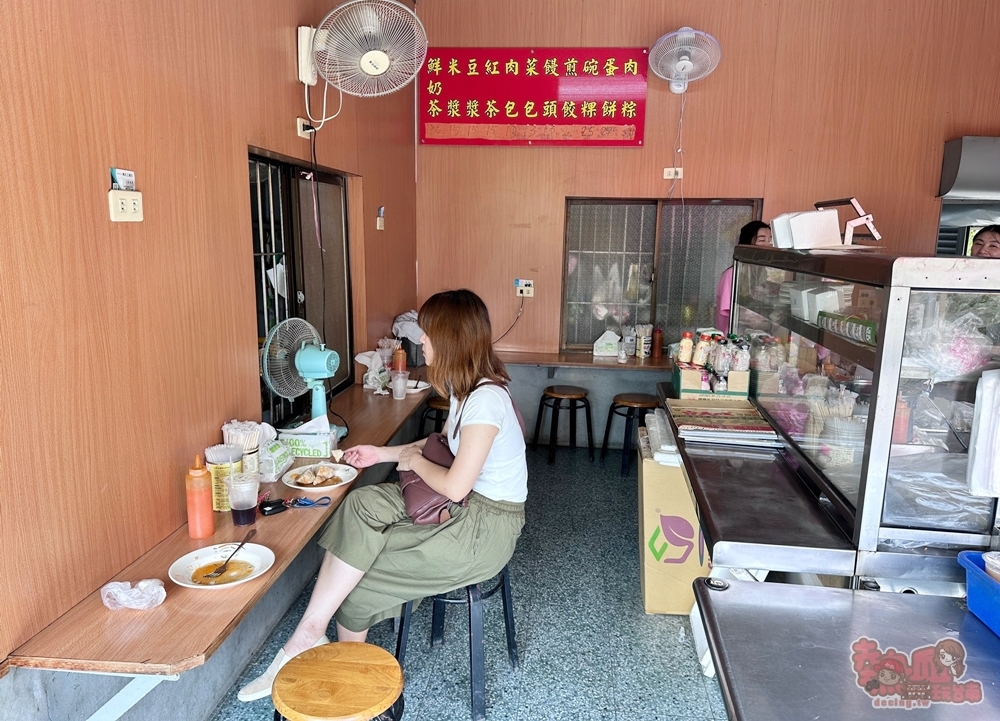 【台南美食】鐵皮屋阿婆早餐:保和宮旁鐵皮屋阿婆早點,古早味厚煎蛋餅只要25元~