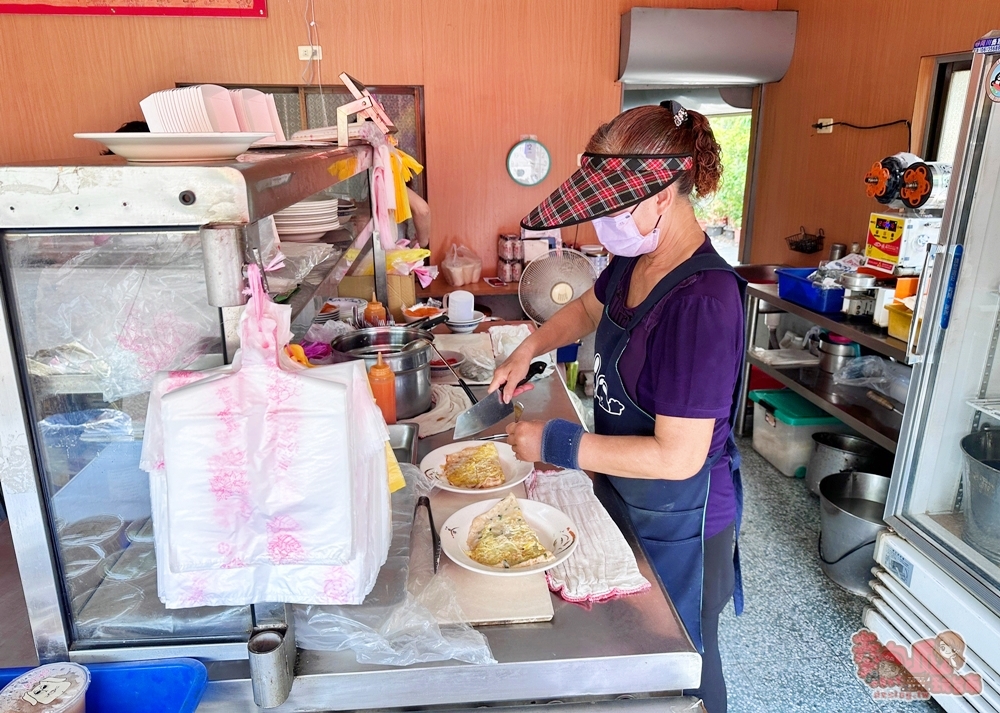 【台南美食】鐵皮屋阿婆早餐:保和宮旁鐵皮屋阿婆早點,古早味厚煎蛋餅只要25元~