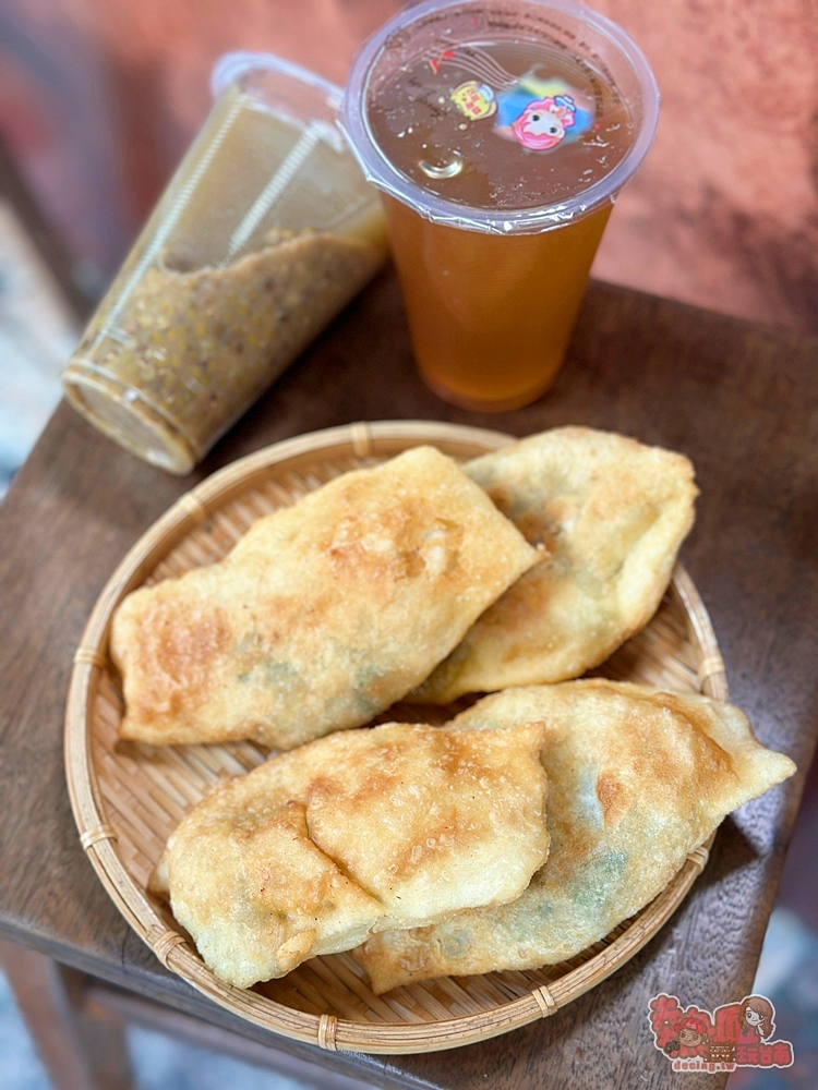 【台南美食】九九韮菜盒子x豬肉餡餅:安南果菜市場內超佛韭菜盒,25元銅板價就能吃到~