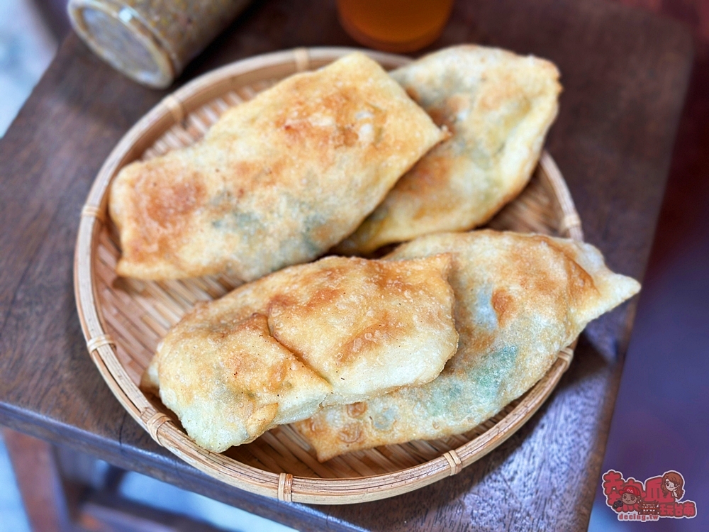 【台南美食】九九韮菜盒子x豬肉餡餅:安南果菜市場內超佛韭菜盒,25元銅板價就能吃到~