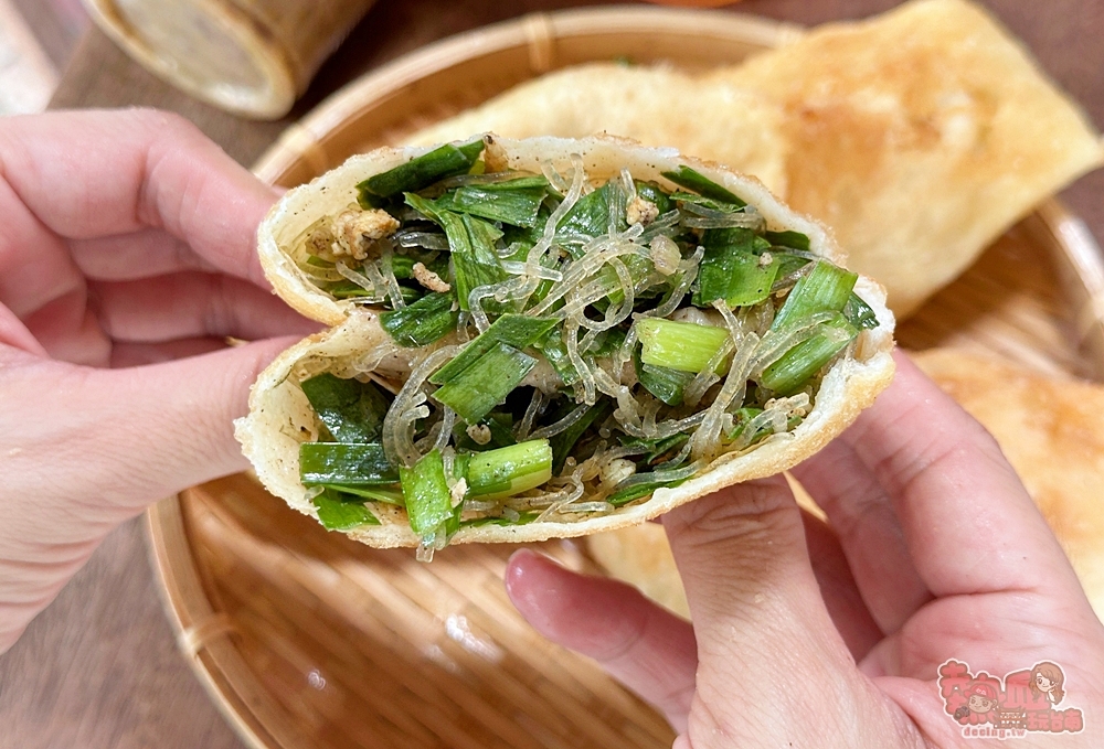 【台南美食】九九韮菜盒子x豬肉餡餅:安南果菜市場內超佛韭菜盒,25元銅板價就能吃到~