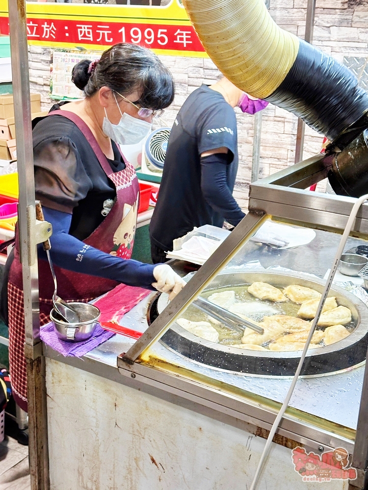 【台南美食】九九韮菜盒子x豬肉餡餅:安南果菜市場內超佛韭菜盒,25元銅板價就能吃到~