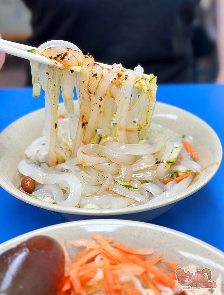 【台南美食】平記涼麵店:家庭風格涼麵館,料多實在還有皮蛋涼麵,手工製四川涼粉~