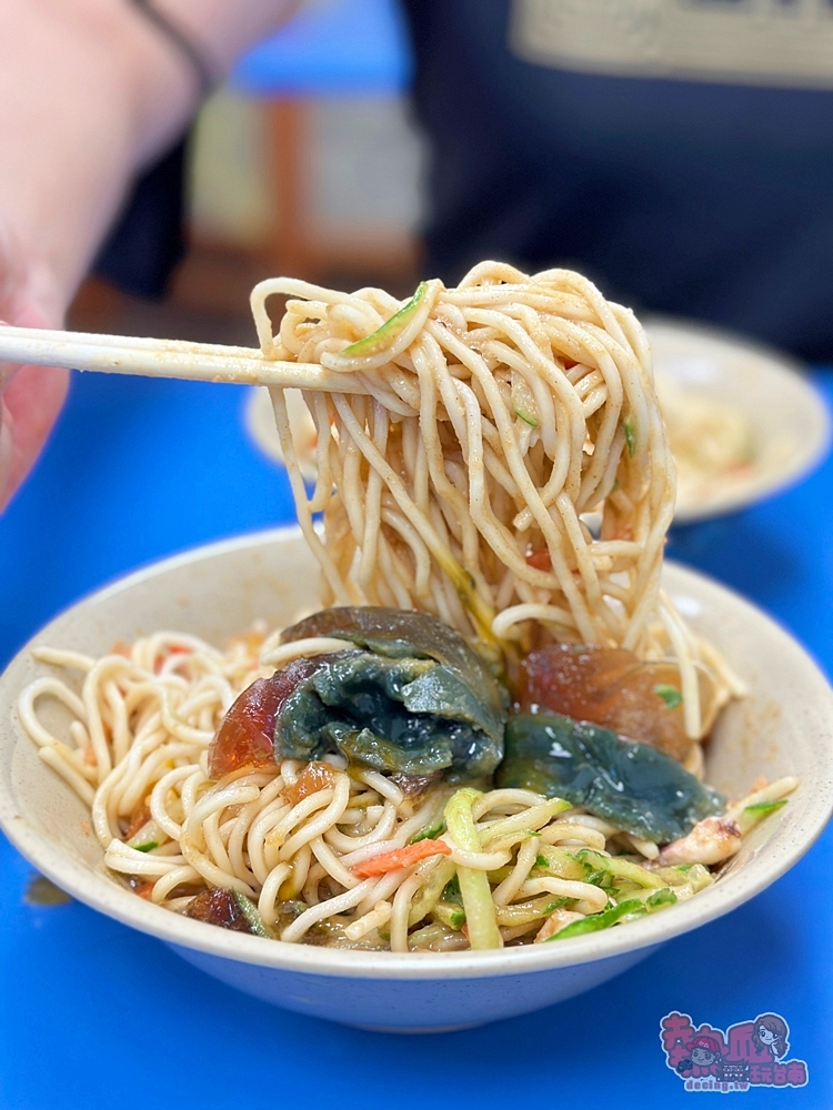 【台南美食】平記涼麵店:家庭風格涼麵館,料多實在還有皮蛋涼麵,手工製四川涼粉~