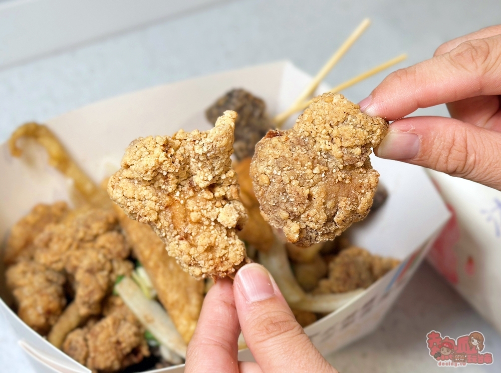 【台南美食】金雞廣場鹹酥雞:裕農路上的鹹酥雞店,周末還有限定餐點,晚來還會被搶空耶~