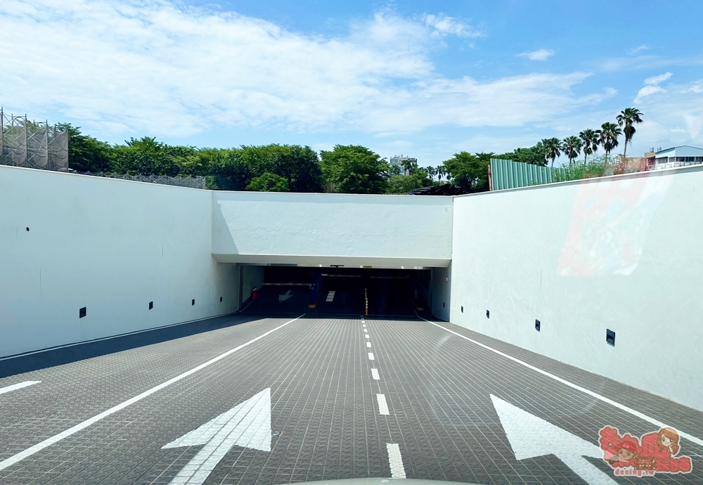 【台南停車場】水萍塭地下停車場:海安路周邊停車又多一處,設置電動車充電樁,電動車充電停車超便利~