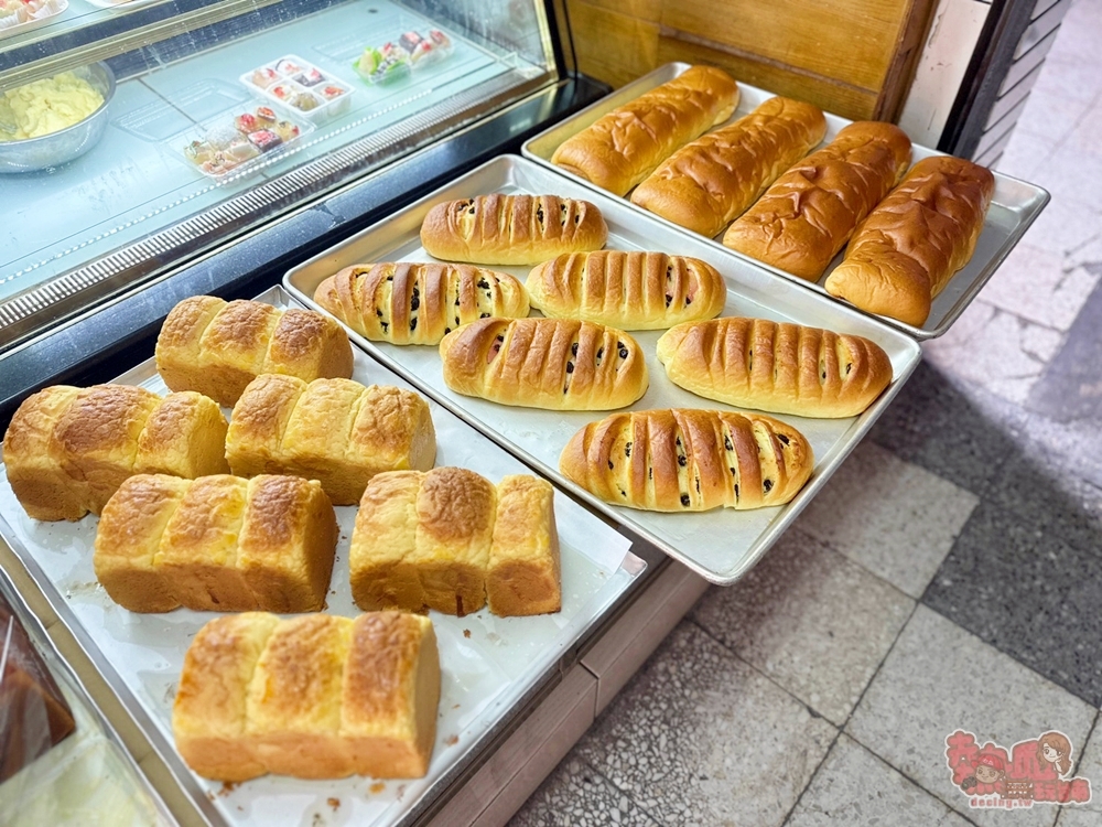 【台南甜點】百珍麵包蛋糕:不隱藏的隱藏版,這家賣的麵包和泡芙都走巨無霸路線~