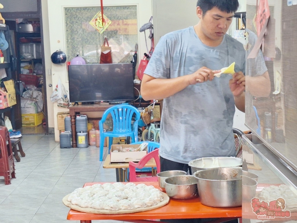 【台南美食】好圓發蝦仁肉圓:銅板價又好吃的蝦仁肉圓,柴魚香氣醬汁讓人難忘,吃完還要打包回家~