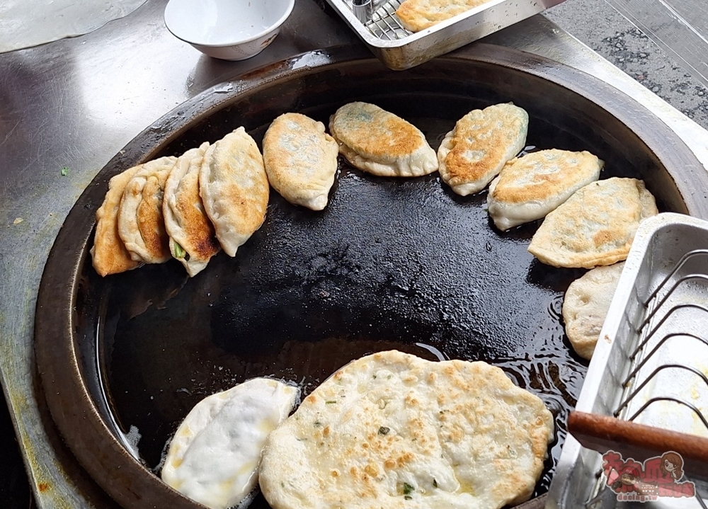 【台南美食】民德路無名蔥肉餅:在地人都吃這間,韭菜盒蔥肉餅和蔥油餅通通只要25元~