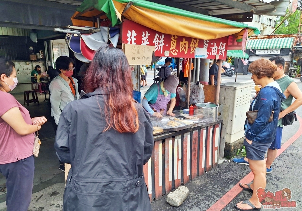 【台南美食】民德路無名蔥肉餅:在地人都吃這間,韭菜盒蔥肉餅和蔥油餅通通只要25元~