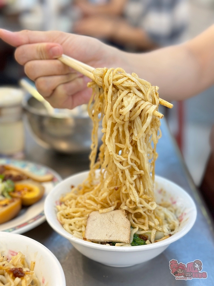 【台南美食】茂爸的麵:鴨母寮人氣麵攤,必點招牌乾麵,彈牙麵條拌入香濃的古早味肉燥~