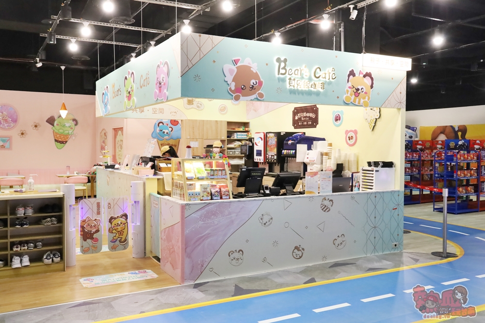 【新北親子景點】貝兒絲咖啡Bear's Cafe:新北親子天堂,占地300坪六大遊戲區,爸媽專屬按摩椅,點心飲料無限暢飲~