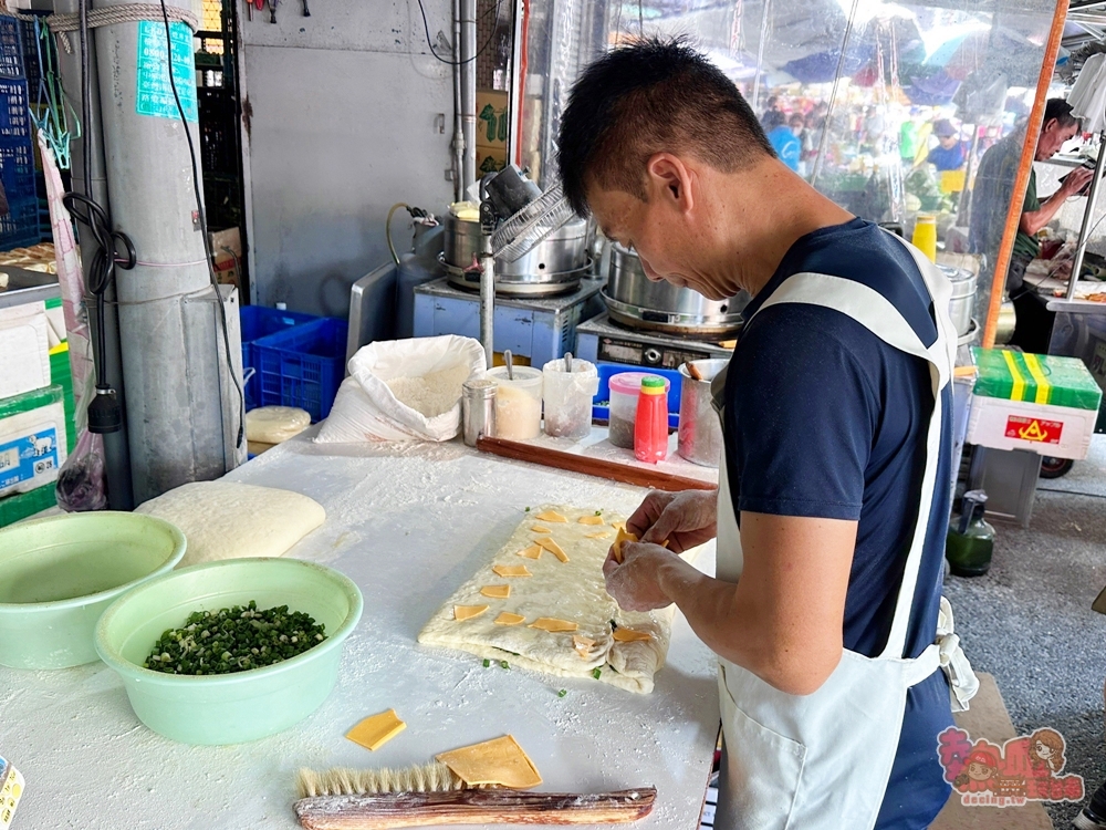 【台南美食】老北京蔥花千層大餅:巨量蔥花千層大餅,每週一次菜市場快閃的神祕店,想吃留意出沒位置~