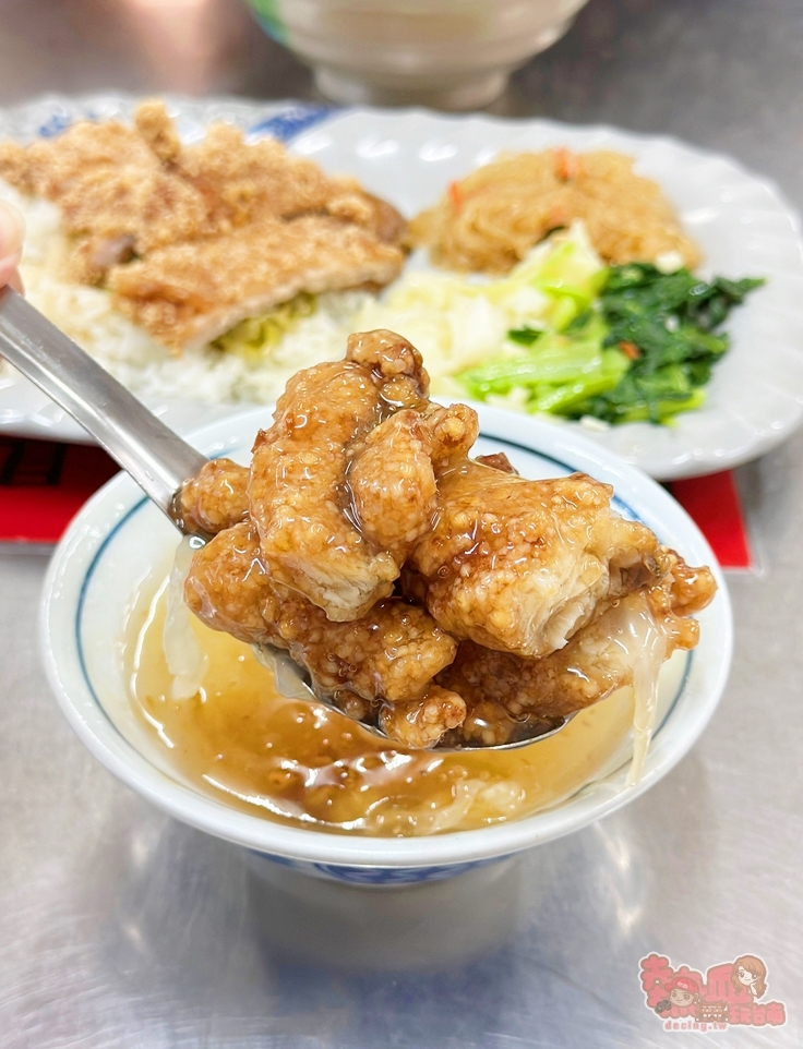 【台南美食】真正土魠魚羹:真正老饕最愛,用餐時間一定要排隊的土魠魚羹店,人氣招牌竟是古早味排骨飯~