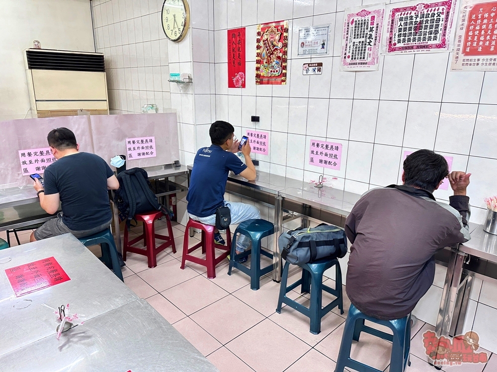 【台南美食】真正土魠魚羹:真正老饕最愛,用餐時間一定要排隊的土魠魚羹店,人氣招牌竟是古早味排骨飯~